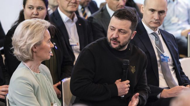 Глава Еврокомиссии Урсула фон дер Ляйен и президент Украины Владимир Зеленский во время встречи