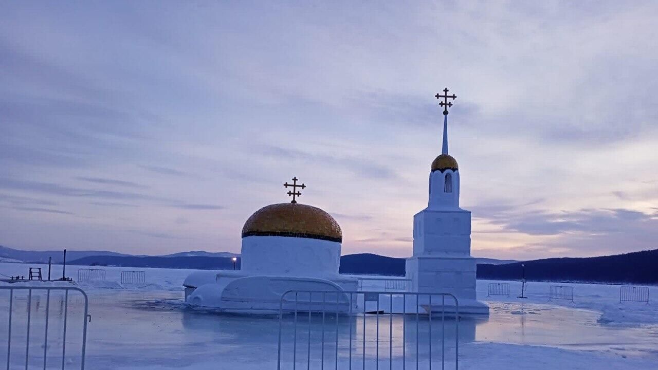 Возведенный из снега храм на озере Тургояк в Челябинской области Возведенный из снега храм на озере Тургояк в Челябинской области - РИА Новости, 1920, 17.01.2024