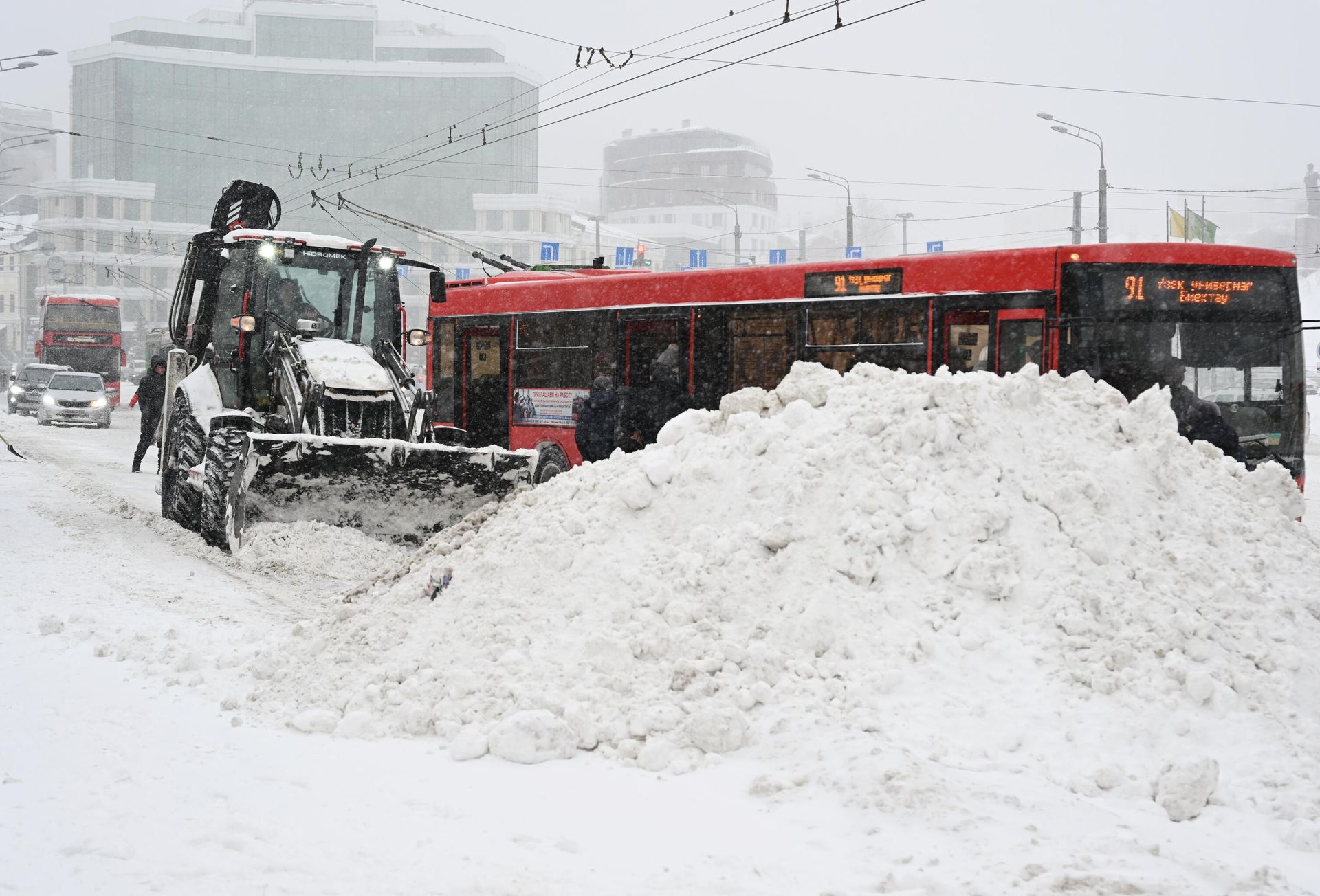 Уборка снега на дорогах во время метели в Казани Уборка снега на дорогах во время метели в Казани - РИА Новости, 1920, 03.10.2025