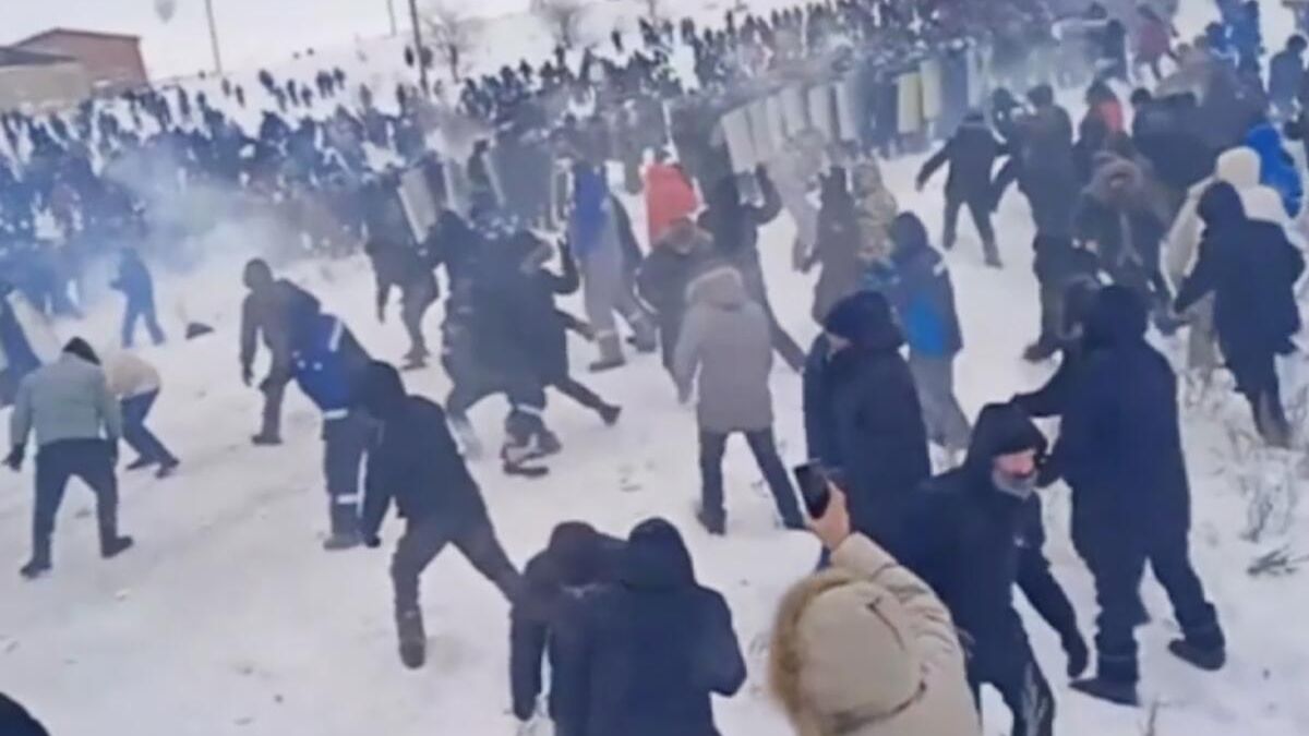 Беспорядки у здания суда в городе Баймак Беспорядки у здания суда в городе Баймак - РИА Новости, 1920, 19.01.2024