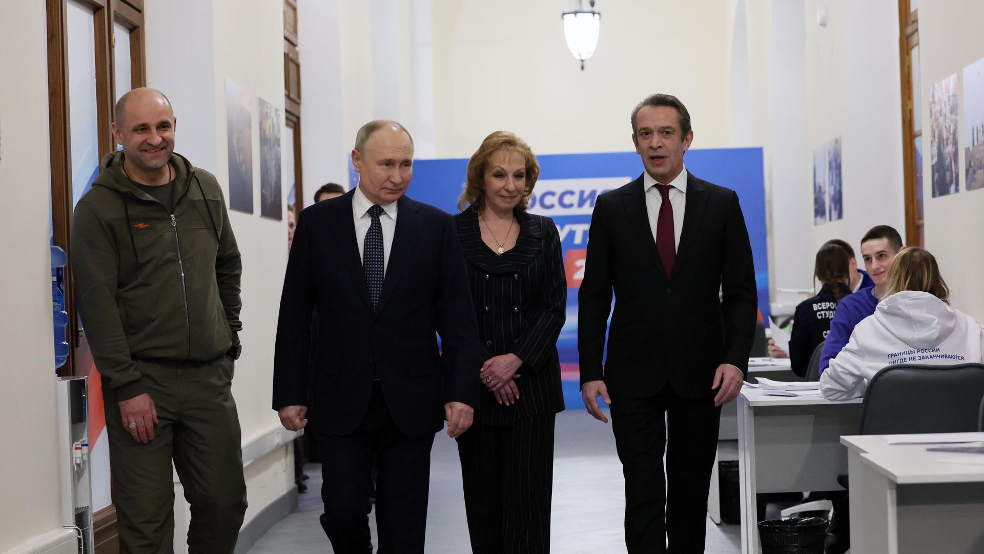 Владимир Путин во время посещения своего избирательного штаба в Гостином Дворе в Москве Владимир Путин во время посещения своего избирательного штаба в Гостином Дворе в Москве - РИА Новости, 1920, 17.01.2024