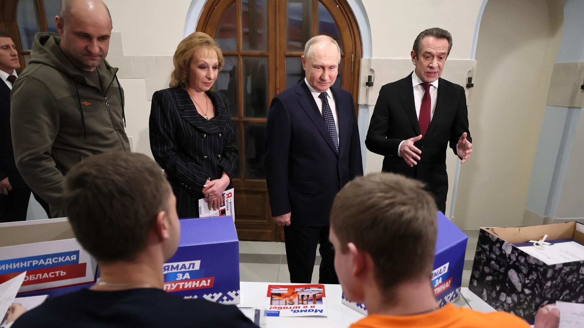 Владимир Путин во время посещения своего избирательного штаба в Гостином дворе в Москве Владимир Путин во время посещения своего избирательного штаба в Гостином дворе в Москве - РИА Новости, 1920, 17.01.2024