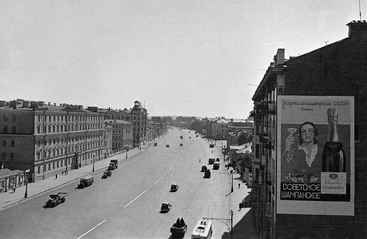 Движение транспорта на Садовом кольце. Москва, 1940 год Движение транспорта на Садовом кольце. Москва, 1940 год