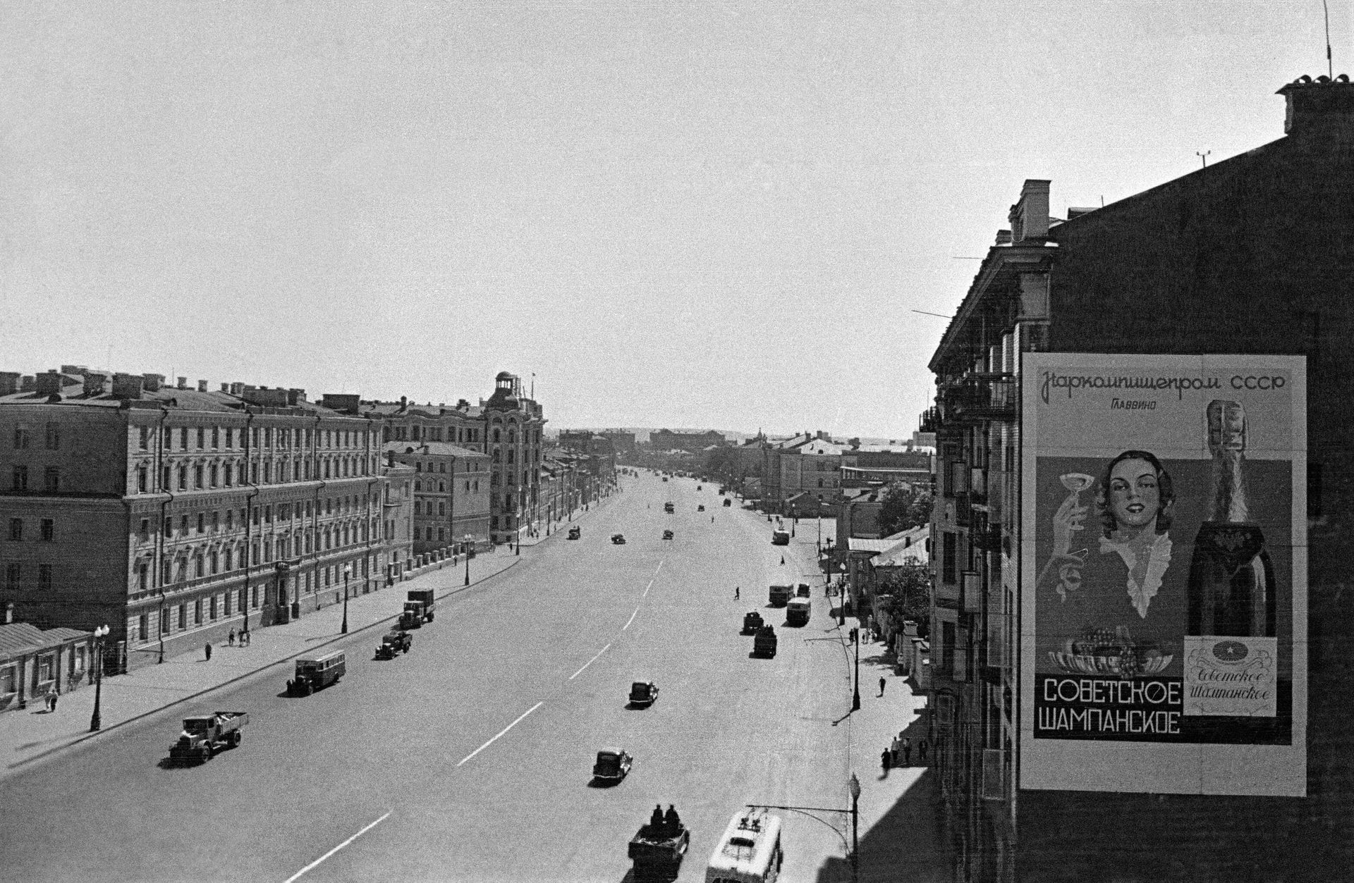 Движение транспорта на Садовом кольце. Москва, 1940 год Движение транспорта на Садовом кольце. Москва, 1940 год - РИА Новости, 1920, 27.08.2025