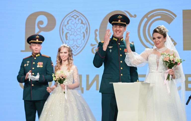 Торжественная церемония бракосочетания двух южноуральских пар