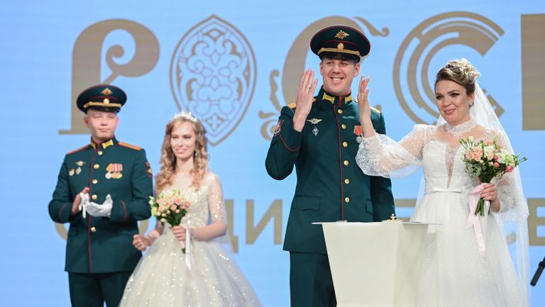 Торжественная церемония бракосочетания двух южноуральских пар