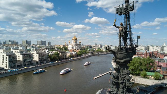 Пароходы на Москве-реке в районе Пречистенской набережной и памятник Петру I в Москве