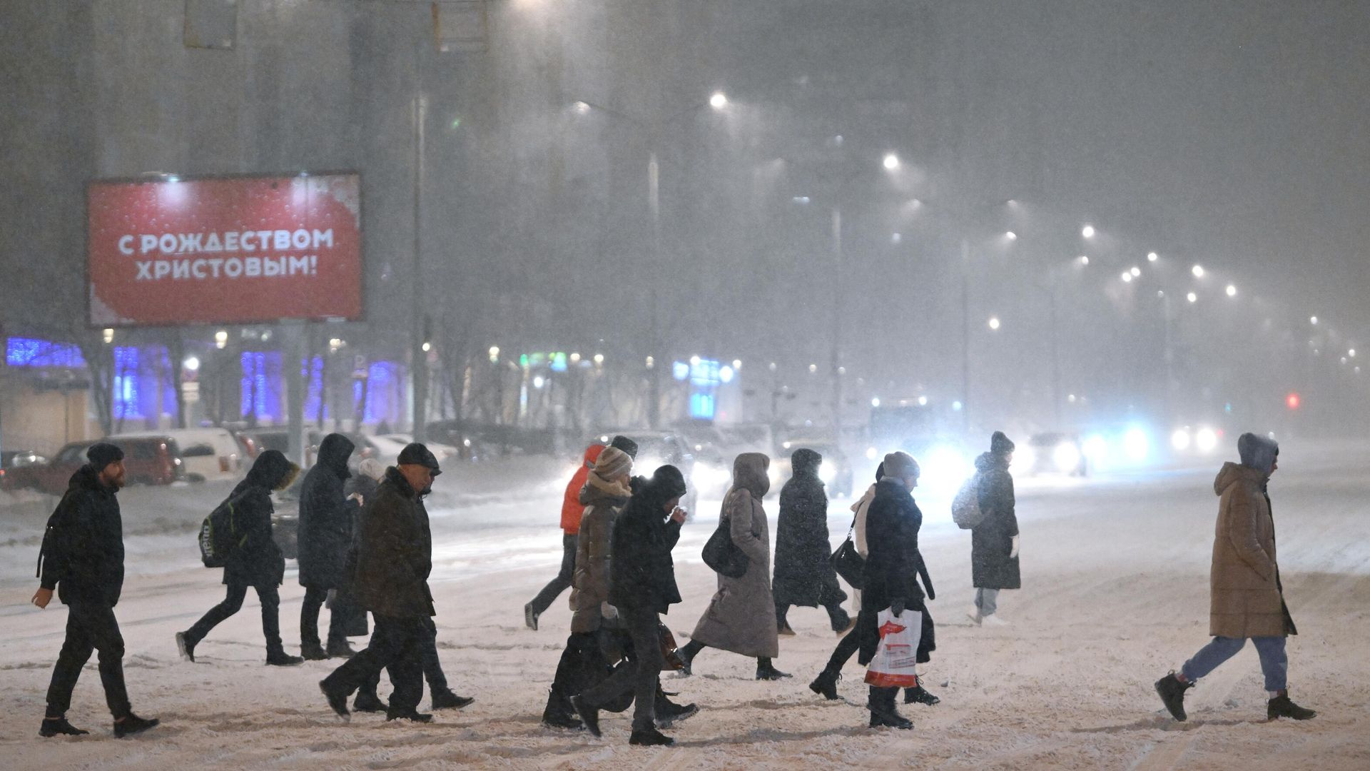 Люди переходят дорогу на одной из улиц в Москве Люди переходят дорогу на одной из улиц в Москве - РИА Новости, 1920, 06.02.2024