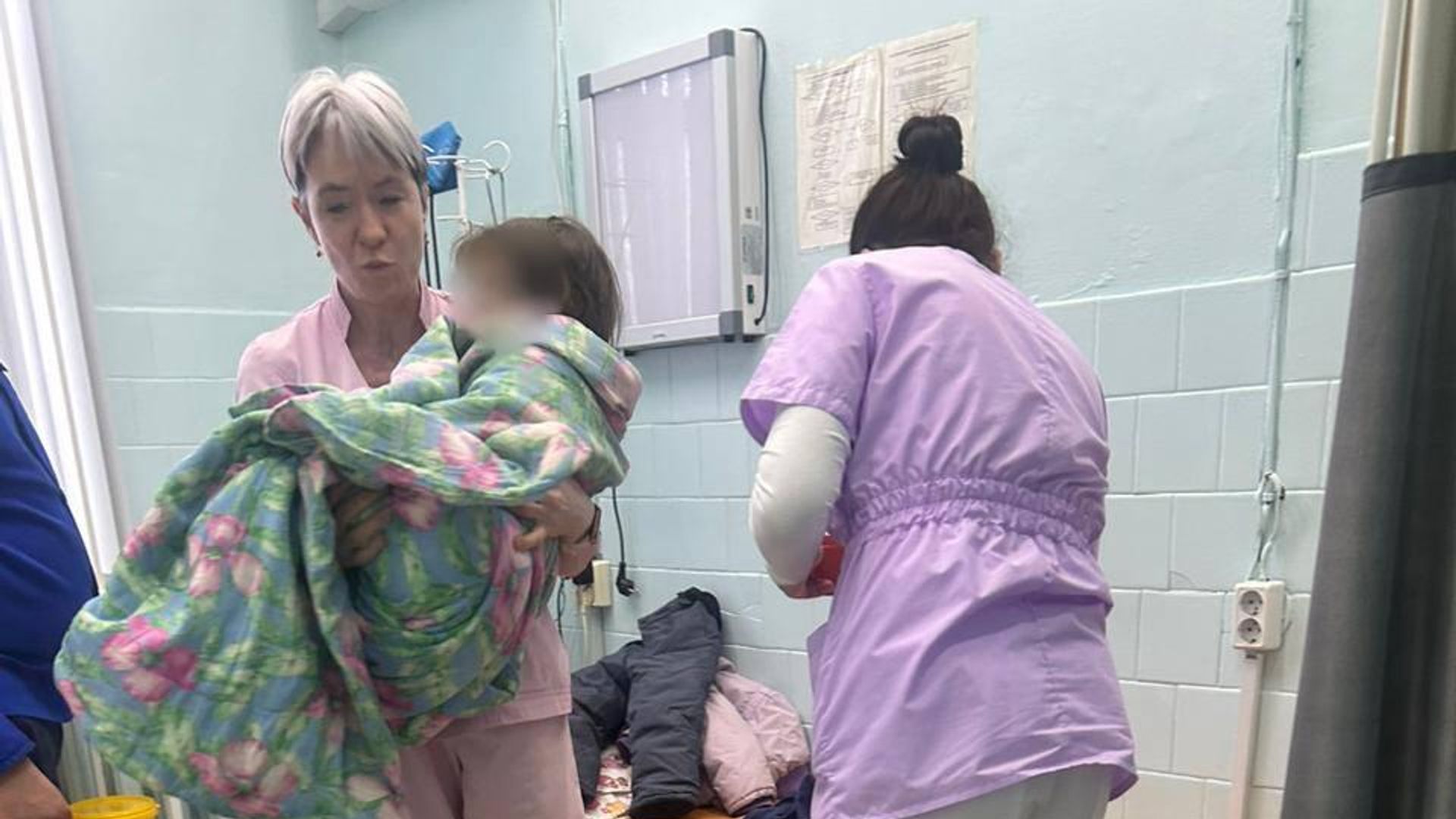 Врачи оказывают необходимую медицинскую помощь четырехлетней девочке, которую обнаружили на сельской дороге Врачи оказывают необходимую медицинскую помощь четырехлетней девочке, которую обнаружили на сельской дороге - РИА Новости, 1920, 19.01.2024