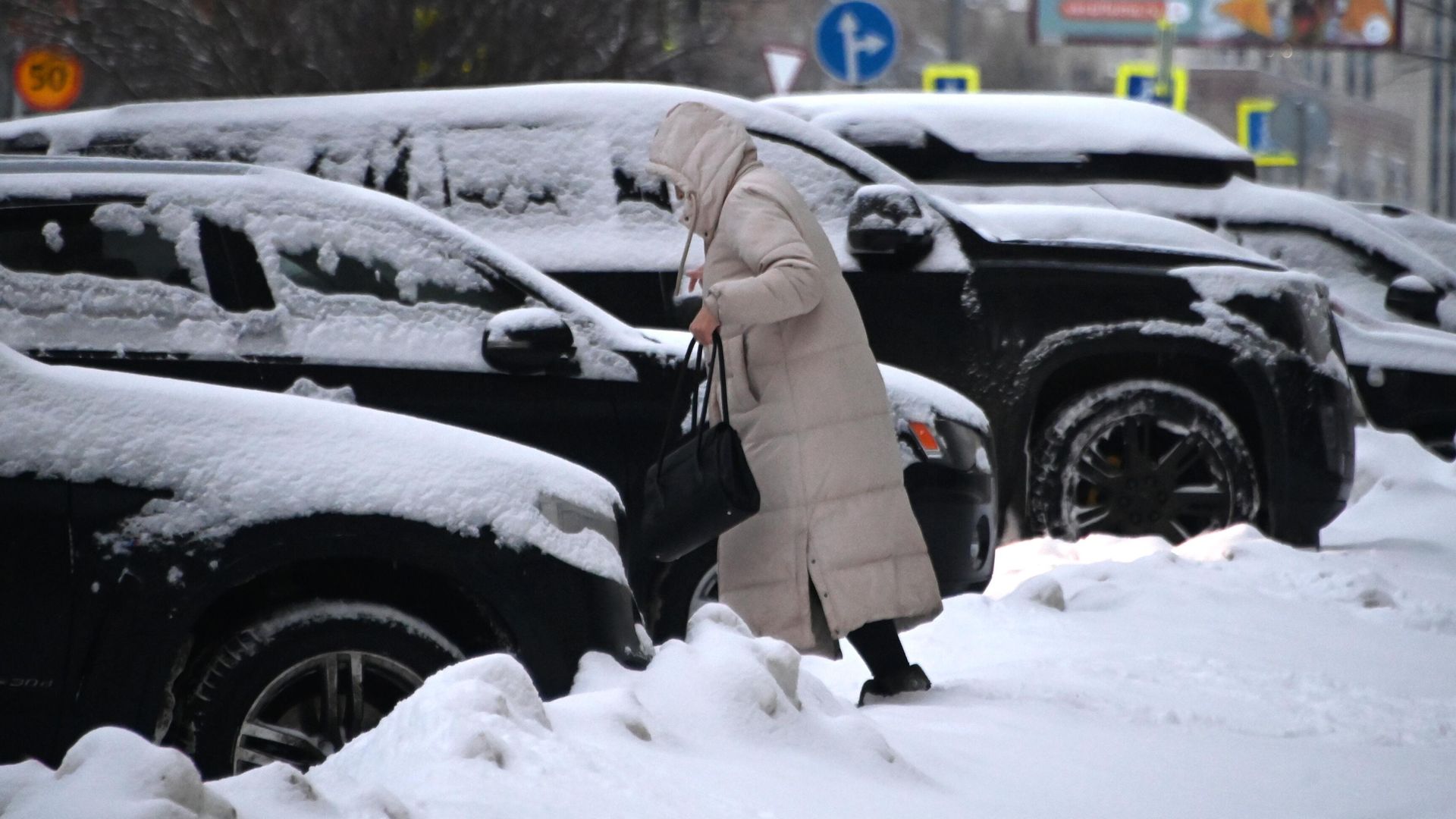 Заснеженные автомобили в Москве Заснеженные автомобили в Москве - РИА Новости, 1920, 26.01.2024