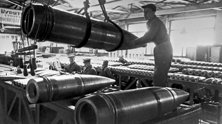 Производство снарядов на одном из ленинградских заводов, 1943 год Производство снарядов на одном из ленинградских заводов, 1943 год