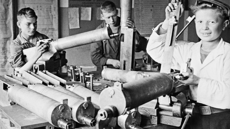 Школьники собирают пулеметы для фронта на заводе Линотип. Ленинград, 1942 год Школьники собирают пулеметы для фронта на заводе Линотип. Ленинград, 1942 год