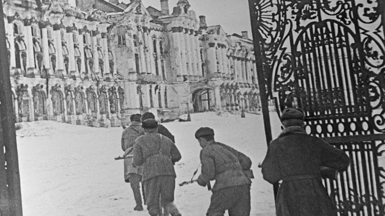 Бой в Царском Селе на территории Екатерининского дворца в городе Пушкин. Ленинградская область, январь 1944 год Бой в Царском Селе на территории Екатерининского дворца в городе Пушкин. Ленинградская область, январь 1944 год