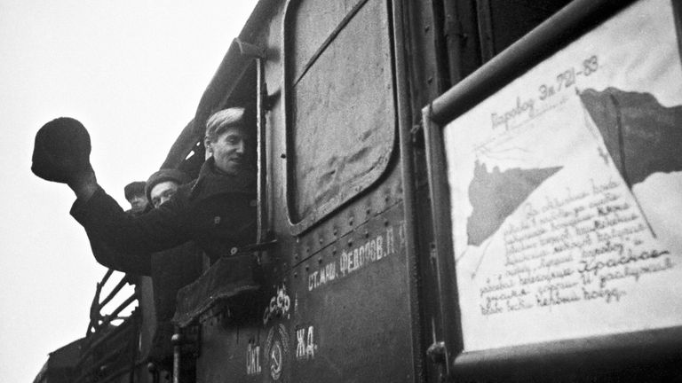 Снятие блокады Ленинграда. Первый поезд, прошедший по Шлиссельбургской железнодорожной линии, которая стала Дорогой Победы. Ленинградская область, 1944 год Снятие блокады Ленинграда. Первый поезд, прошедший по Шлиссельбургской железнодорожной линии, которая стала Дорогой Победы. Ленинградская область, 1944 год