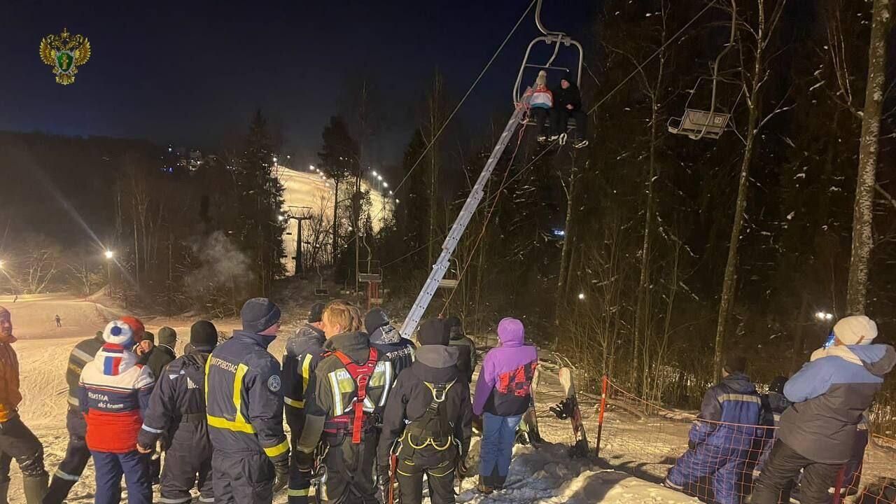 Эвакуация посетителей горнолыжного комплекса в районе деревни Степаново с кресельного подъемника Эвакуация посетителей горнолыжного комплекса в районе деревни Степаново с кресельного подъемника - РИА Новости, 1920, 19.01.2024