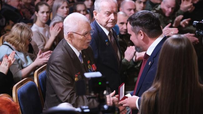 Губернатор Новгородской области Андрей Никитин вручил новгородцам медали в честь 80-летия освобождения города от фашистов. 20 января 2024 Губернатор Новгородской области Андрей Никитин вручил новгородцам медали в честь 80-летия освобождения города от фашистов. 20 января 2024