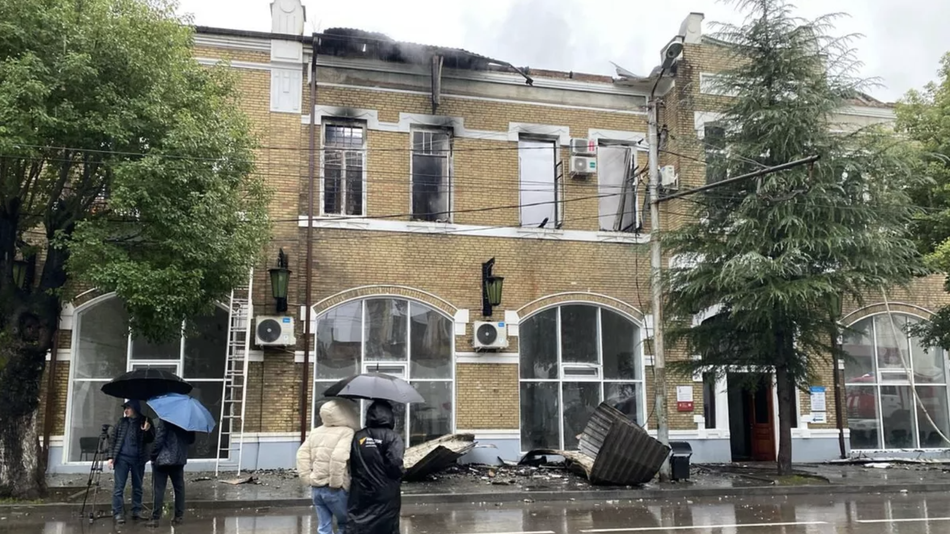 Место пожара в здании Центрального выставочного зала в Сухуме. 21 января 2024 года Место пожара в здании Центрального выставочного зала в Сухуме. 21 января 2024 года - РИА Новости, 1920, 21.01.2024