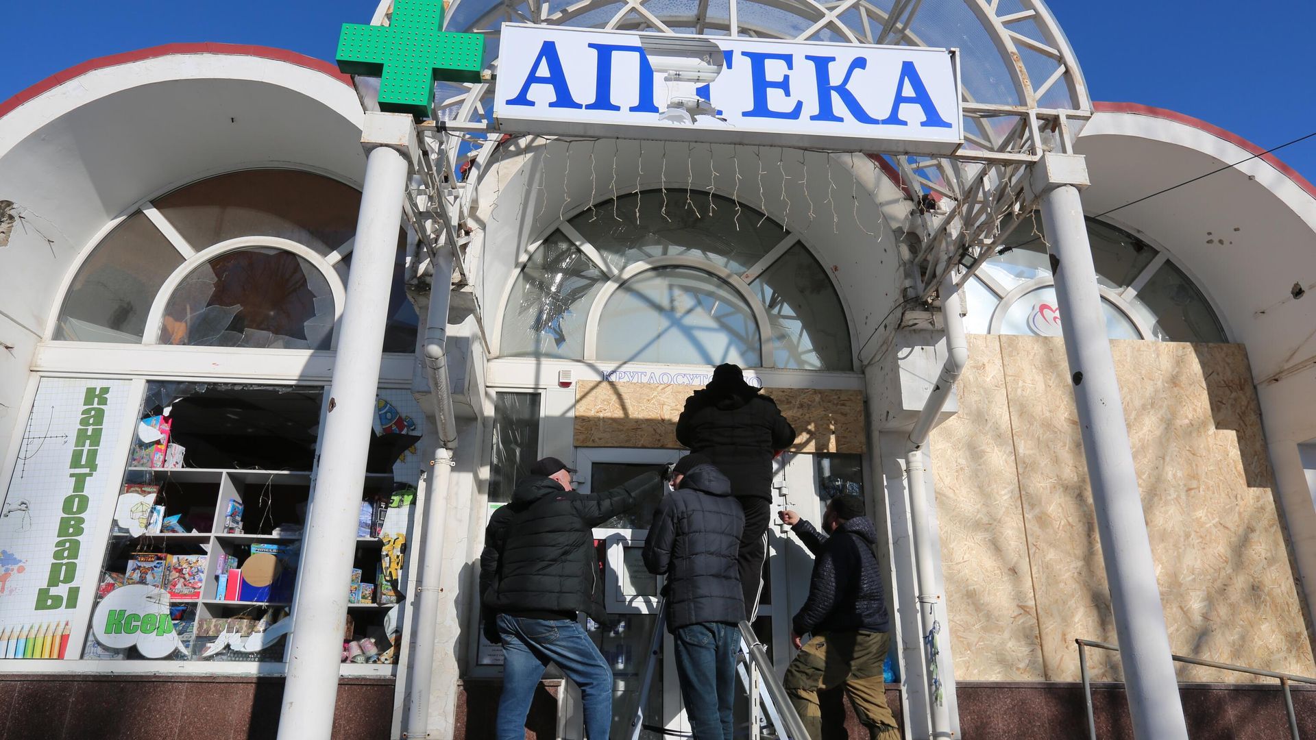 Последствия обстрела микрорайона Текстильщик в Донецке Последствия обстрела микрорайона Текстильщик в Донецке - РИА Новости, 1920, 22.01.2024