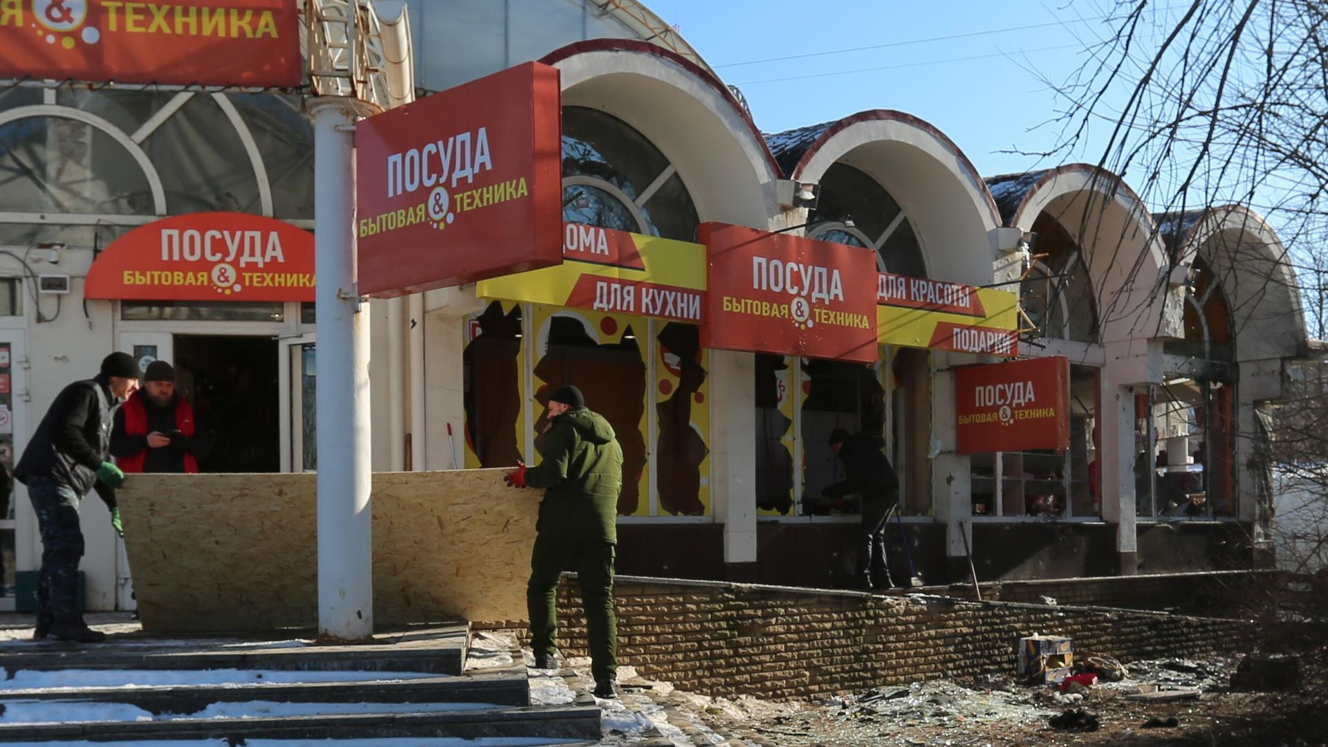 Последствия обстрела рынка в Кировском районе Донецка Последствия обстрела рынка в Кировском районе Донецка - РИА Новости, 1920, 23.01.2024