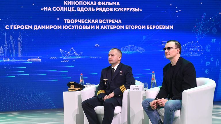 Показ фильма На солнце, вдоль рядов кукурузы и творческая встреча с Героем России Дамиром Юсуповым и актером Егором Бероевым Показ фильма На солнце, вдоль рядов кукурузы и творческая встреча с Героем России Дамиром Юсуповым и актером Егором Бероевым