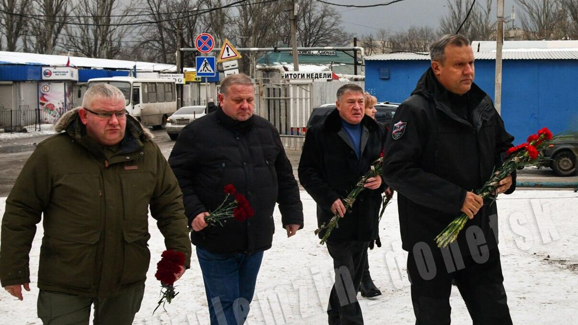 Возложение цветов к месту гибели мирных жителей в микрорайоне Текстильщик в Донецке. 22 января 2024 Возложение цветов к месту гибели мирных жителей в микрорайоне Текстильщик в Донецке. 22 января 2024 - РИА Новости, 1920, 22.01.2024