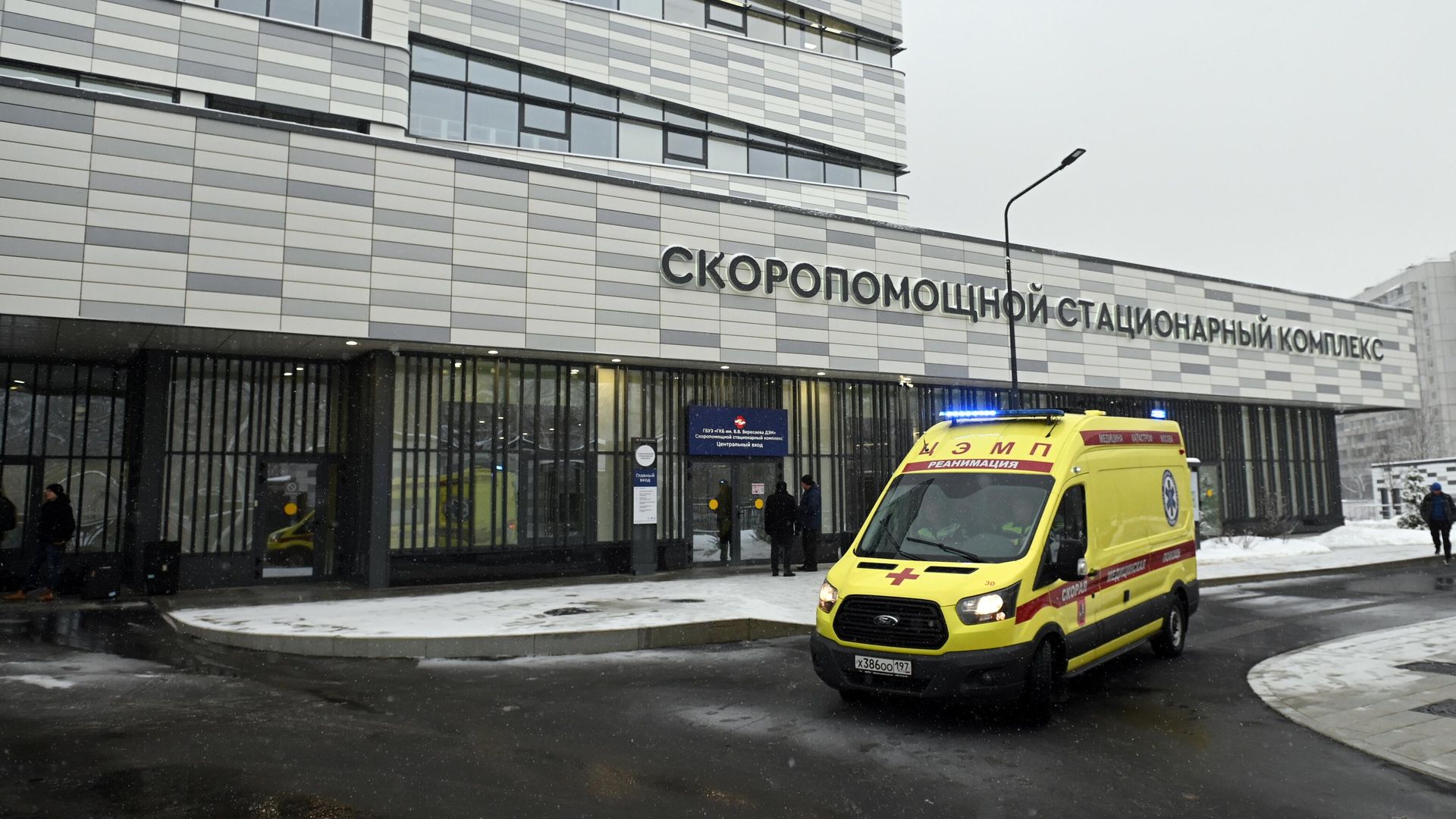 Машина скорой помощи у скоропомощного стационарного комплекса Машина скорой помощи у скоропомощного стационарного комплекса - РИА Новости, 1920, 22.01.2024