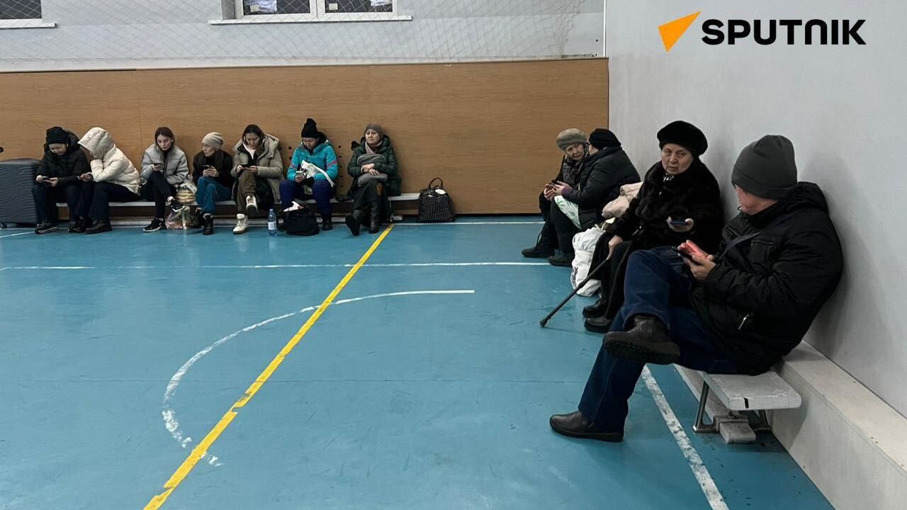 Жители Алма-Аты во временном пункте сбора для пострадавших от землетрясения Жители Алма-Аты во временном пункте сбора для пострадавших от землетрясения - РИА Новости, 1920, 23.01.2024