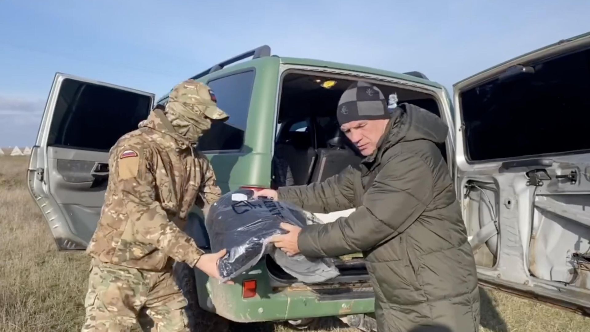 Передача гуманитарной помощи от благотворительного фонда поддержки участников боевых действий и вооруженных конфликтов Воин-интернационалист бойцам в зоне СВО. Кадр видео - РИА Новости, 1920, 23.01.2024