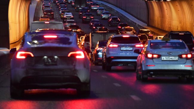 Автомобили на дороге в Москве