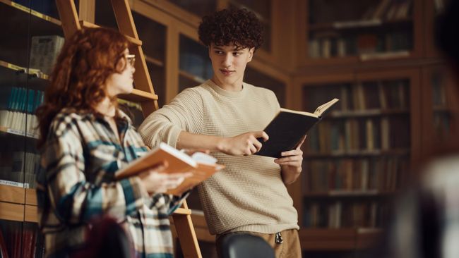 Студенты с книгами