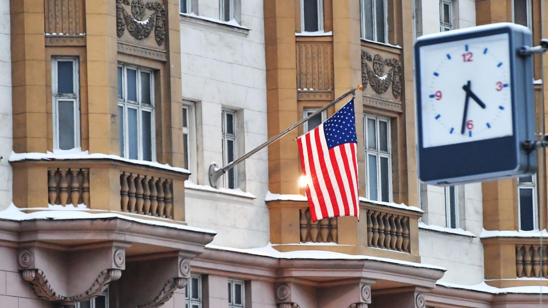 Флаг на здании посольства США в Москве Флаг на здании посольства США в Москве - РИА Новости, 1920, 26.06.2024