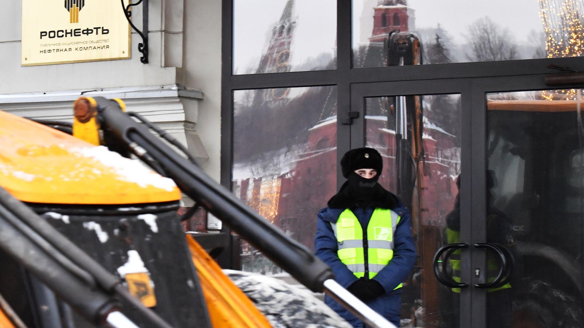 Сотрудник охраны у входа в офис компании Роснефть Сотрудник охраны у входа в офис компании Роснефть - РИА Новости, 1920, 27.01.2024