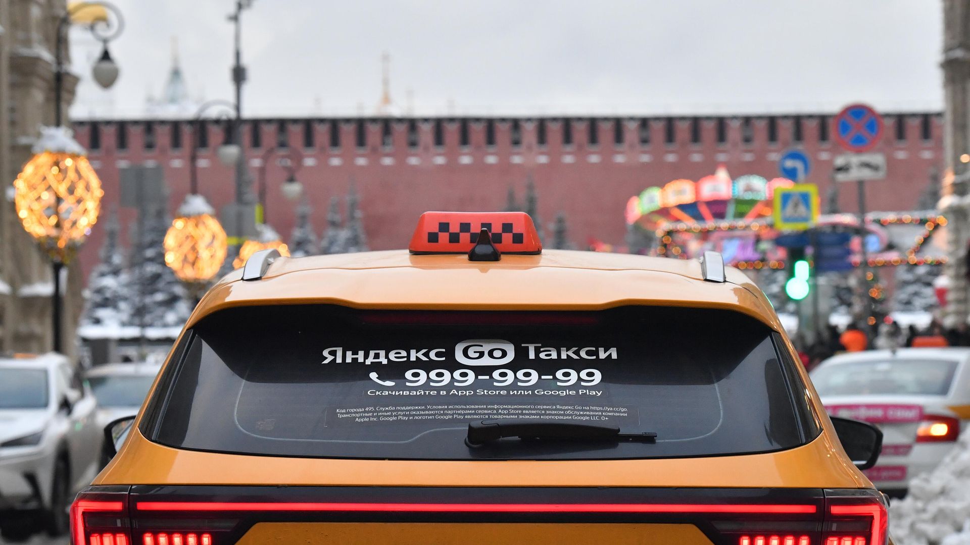 Автомобиль такси у Московского Кремля Автомобиль такси у Московского Кремля - РИА Новости, 1920, 07.03.2025