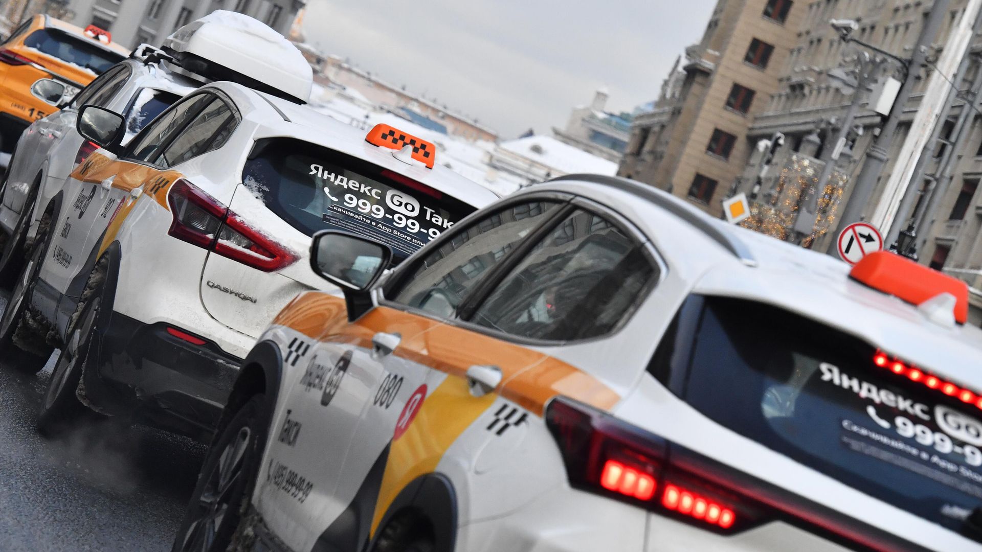 Автомобили такси стоят в пробке в Москве Автомобили такси стоят в пробке в Москве - РИА Новости, 1920, 19.02.2025