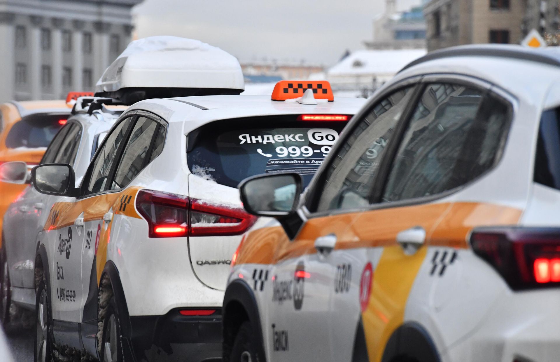Автомобили такси стоят в пробке в Москве Автомобили такси стоят в пробке в Москве - РИА Новости, 1920, 28.10.2024
