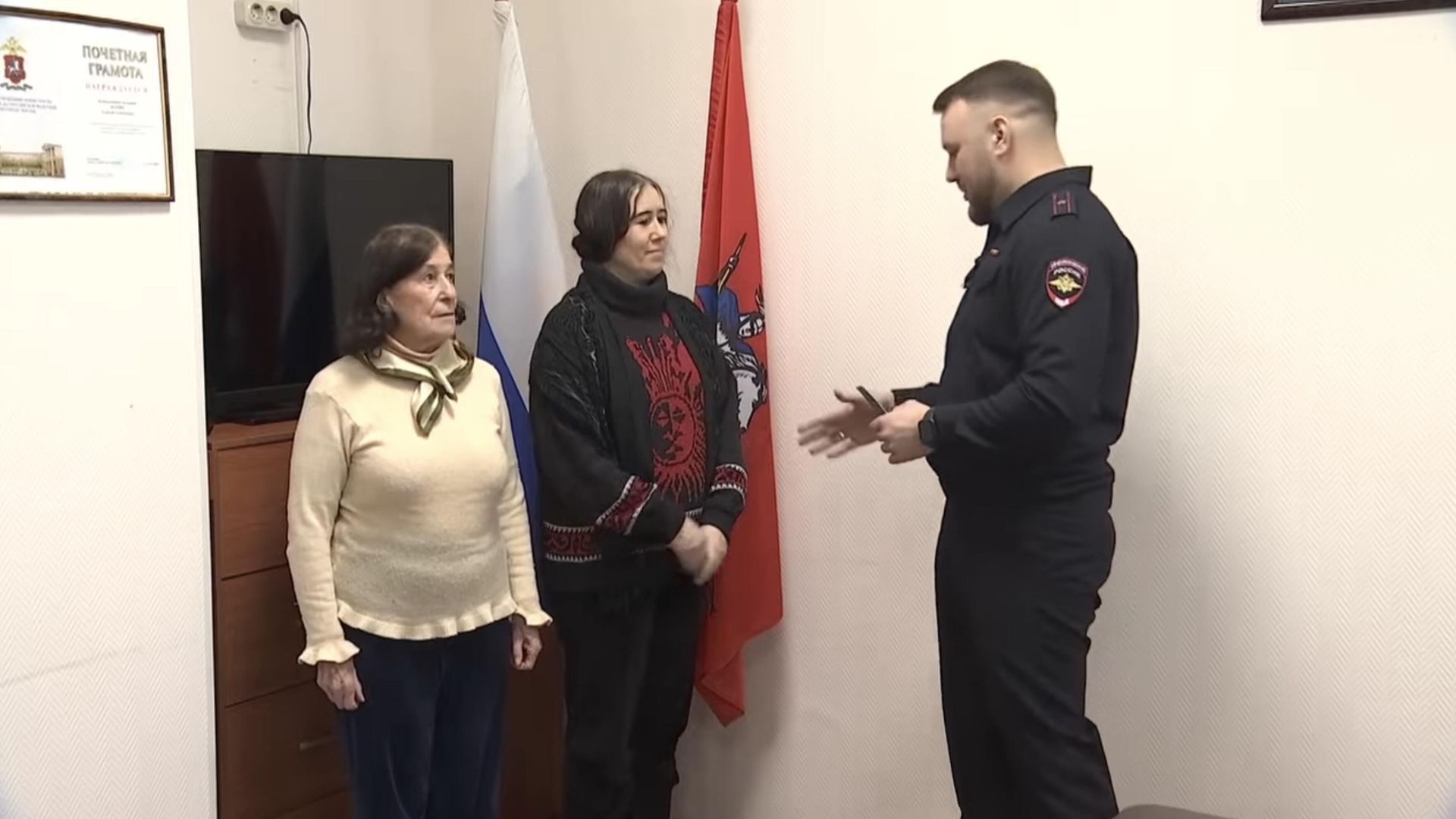 В столице выдали свидетельства о предоставлении временного убежища гражданкам Великобритании. Кадр видео В столице выдали свидетельства о предоставлении временного убежища гражданкам Великобритании. Кадр видео - РИА Новости, 1920, 23.01.2024