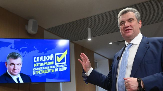 Руководитель фракции ЛДПР, кандидат от фракции ЛДПР на выборах президента РФ Леонид Слуцкий отвечает на вопросы журналистов на пресс-конференции в Федеральном избирательном штабе в Москве