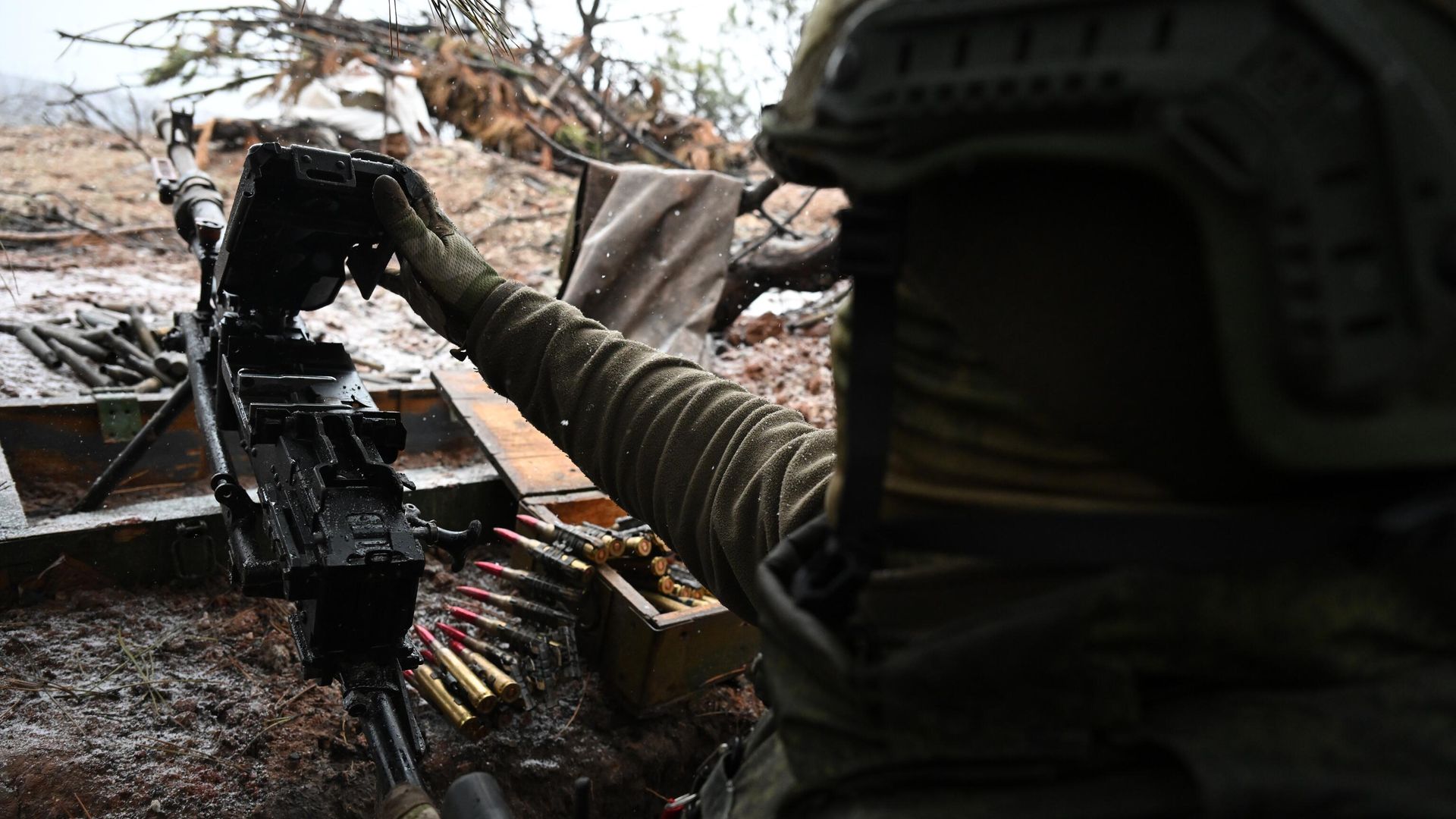 Военнослужащий ВС РФ ведет огонь по позициям ВСУ из пулемета КОРД в зоне СВО Военнослужащий ВС РФ ведет огонь по позициям ВСУ из пулемета КОРД в зоне СВО - РИА Новости, 1920, 07.04.2026