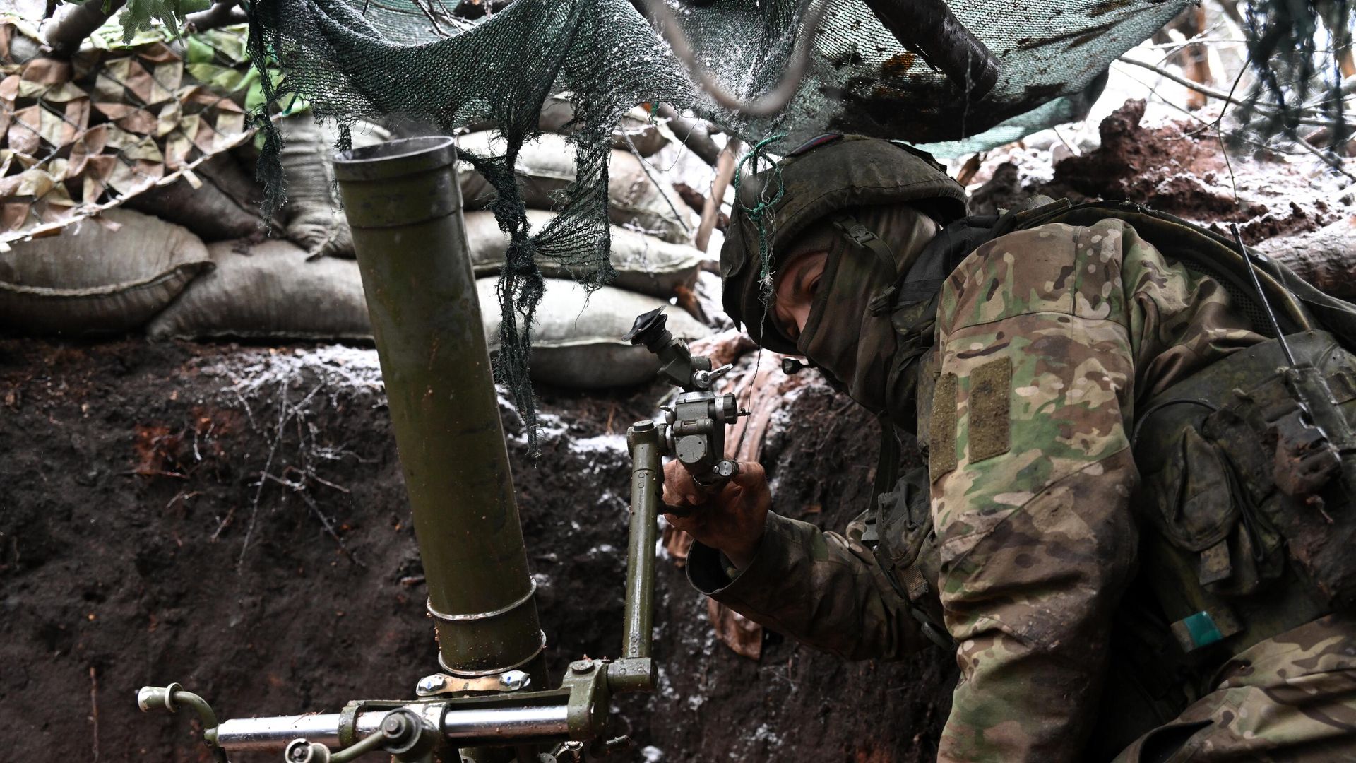 Военнослужащий ВС России подготавливает 82-миллиметровый миномет в зоне СВО Военнослужащий ВС России подготавливает 82-миллиметровый миномет в зоне СВО - РИА Новости, 1920, 23.04.2024