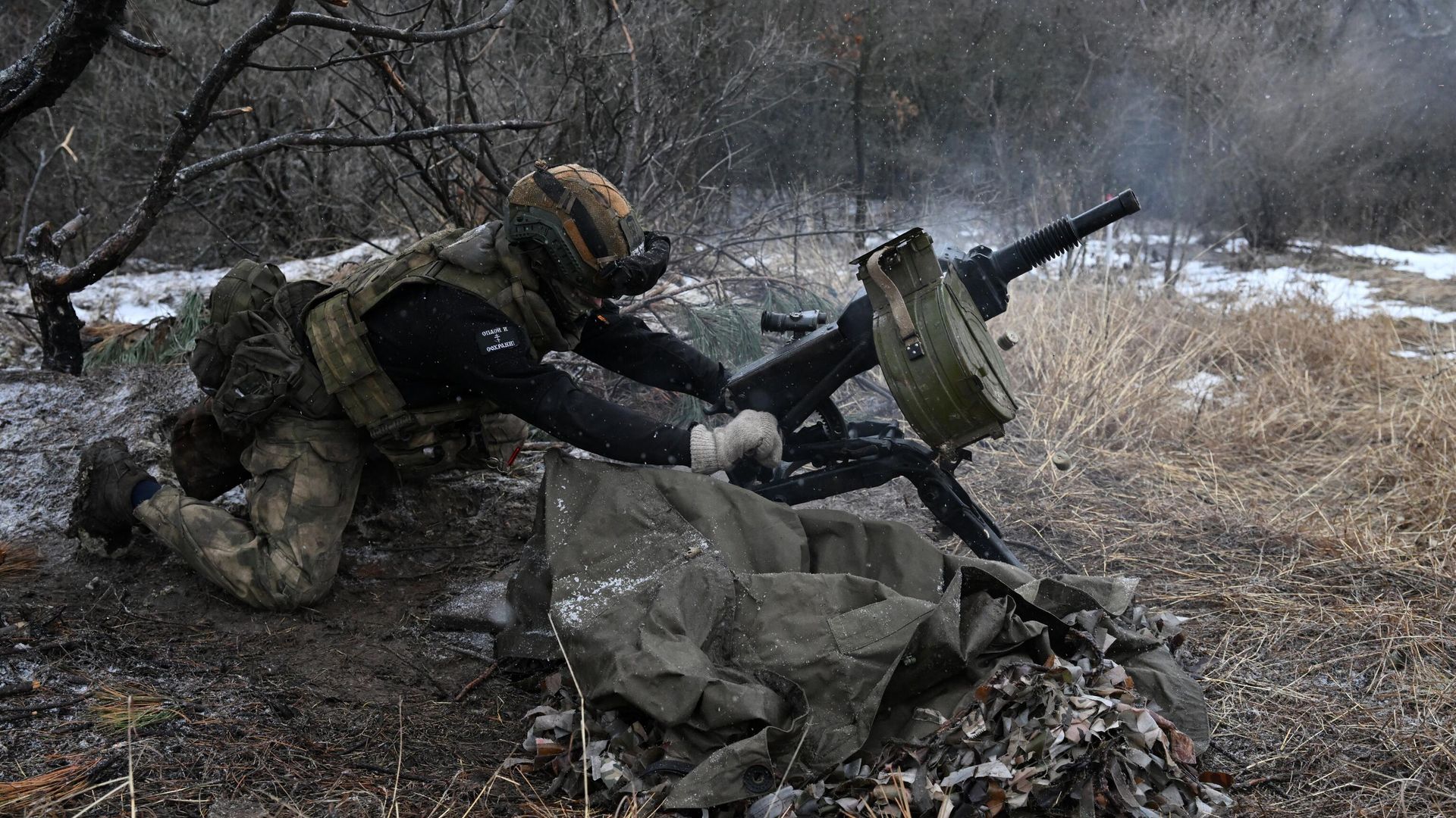 Военнослужащий ВС РФ ведет огонь по позициям ВСУ Военнослужащий ВС РФ ведет огонь по позициям ВСУ - РИА Новости, 1920, 04.02.2025