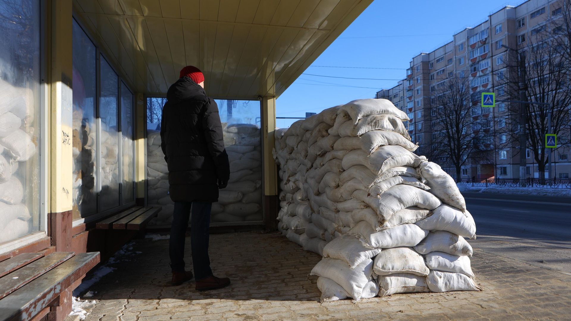 Остановка общественного транспорта в Белгороде, укрепленная мешками с песком в связи с обстрелами города со стороны ВСУ Остановка общественного транспорта в Белгороде, укрепленная мешками с песком в связи с обстрелами города со стороны ВСУ - РИА Новости, 1920, 05.02.2024