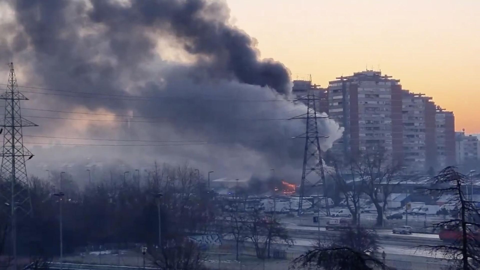 Пожар на китайском рынке в Белграде, Сербия. Кадр видео очевидца Пожар на китайском рынке в Белграде, Сербия. Кадр видео очевидца - РИА Новости, 1920, 24.01.2024