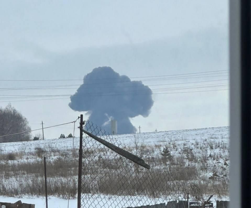 Дым на месте падения самолета Ил-76 в Белгородской области Дым на месте падения самолета Ил-76 в Белгородской области - РИА Новости, 1920, 25.01.2024