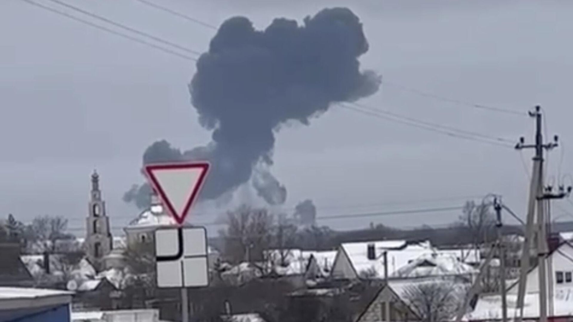 Дым на месте падения самолета Ил-76 в Белгородской области. Кадр видео очевидца Дым на месте падения самолета Ил-76 в Белгородской области. Кадр видео очевидца - РИА Новости, 1920, 24.01.2024