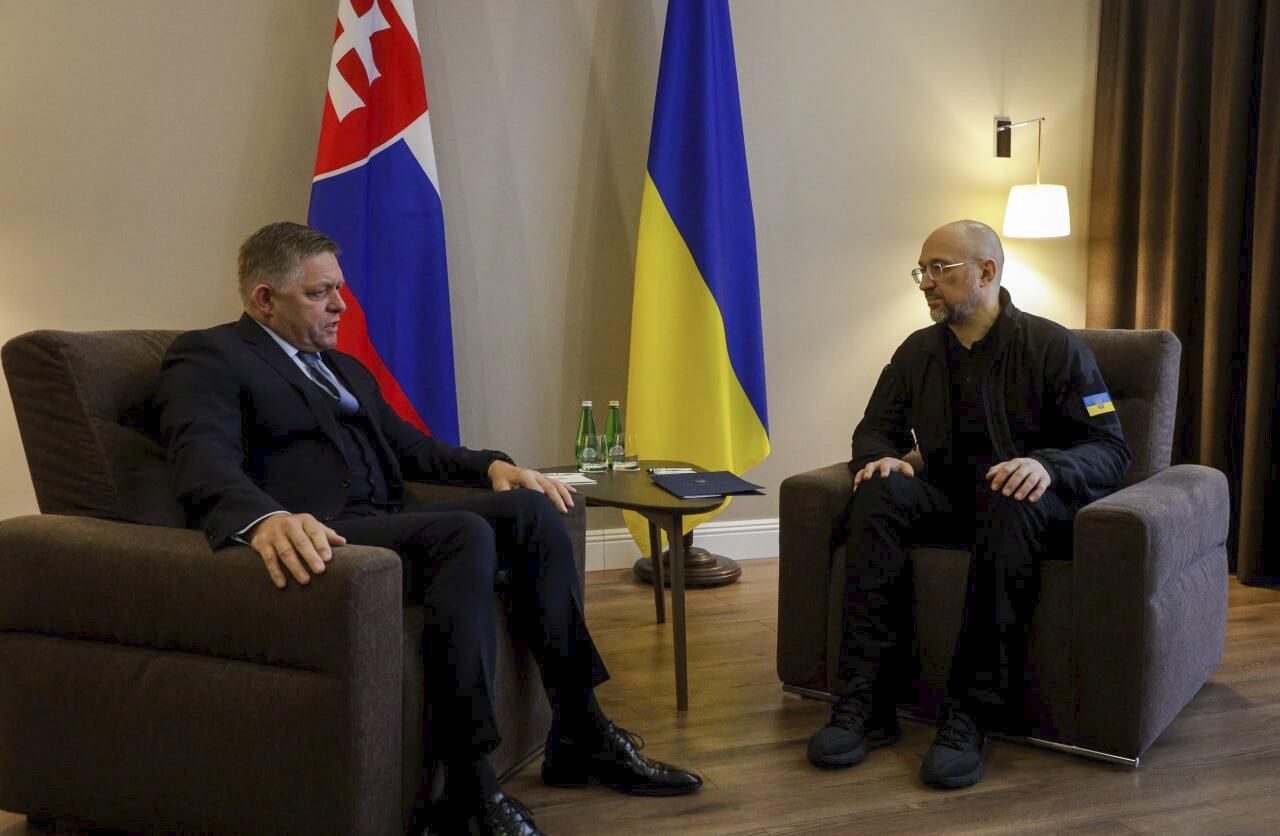 Премьер-министр Словакии Роберт Фицо и премьер-министр Украины Денис Шмыгаль во время встречи в Ужгороде - РИА Новости, 1920, 30.01.2024