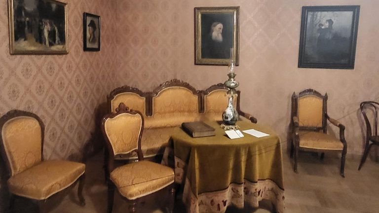 Гостиная в музее Антона Чехова на Садовой-Кудринской улице в Москве Гостиная в музее Антона Чехова на Садовой-Кудринской улице в Москве