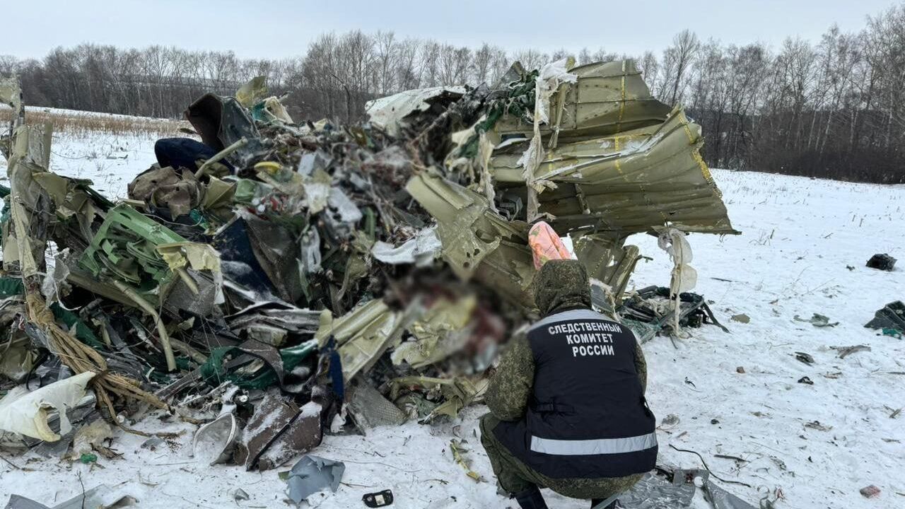 Следователи СК работают на месте крушения Ил-76 Следователи СК работают на месте крушения Ил-76 - РИА Новости, 1920, 25.01.2024