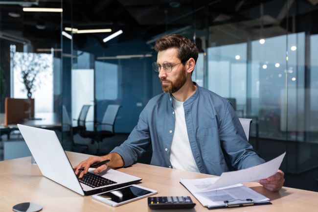 Мужчина во время работы в офисе Мужчина во время работы в офисе