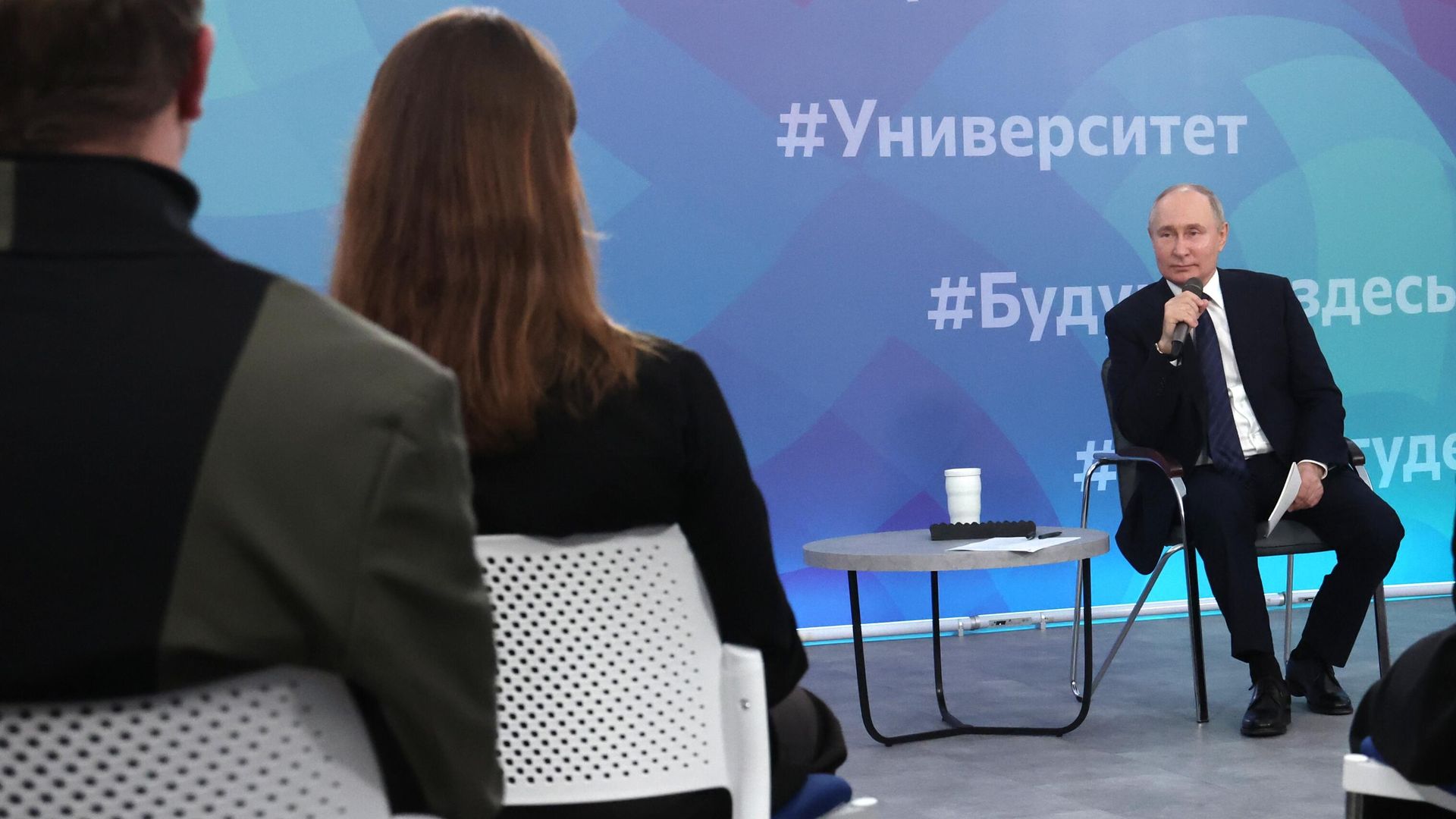 Президент России Владимир Путин во время общения со студентами Балтийского федерального университета имени Иммануила Канта в ходе рабочей поездки в Калининград Президент России Владимир Путин во время общения со студентами Балтийского федерального университета имени Иммануила Канта в ходе рабочей поездки в Калининград - РИА Новости, 1920, 25.01.2024