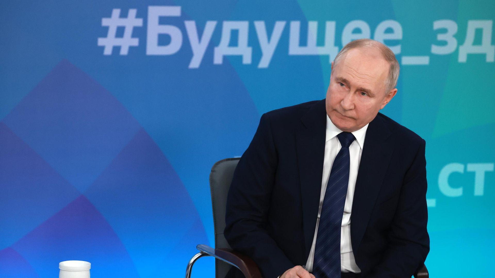 Президент РФ Владимир Путин во время общения со студентами Балтийского федерального университета имени Иммануила Канта в ходе рабочей поездки в Калининград Президент РФ Владимир Путин во время общения со студентами Балтийского федерального университета имени Иммануила Канта в ходе рабочей поездки в Калининград - РИА Новости, 1920, 25.01.2024